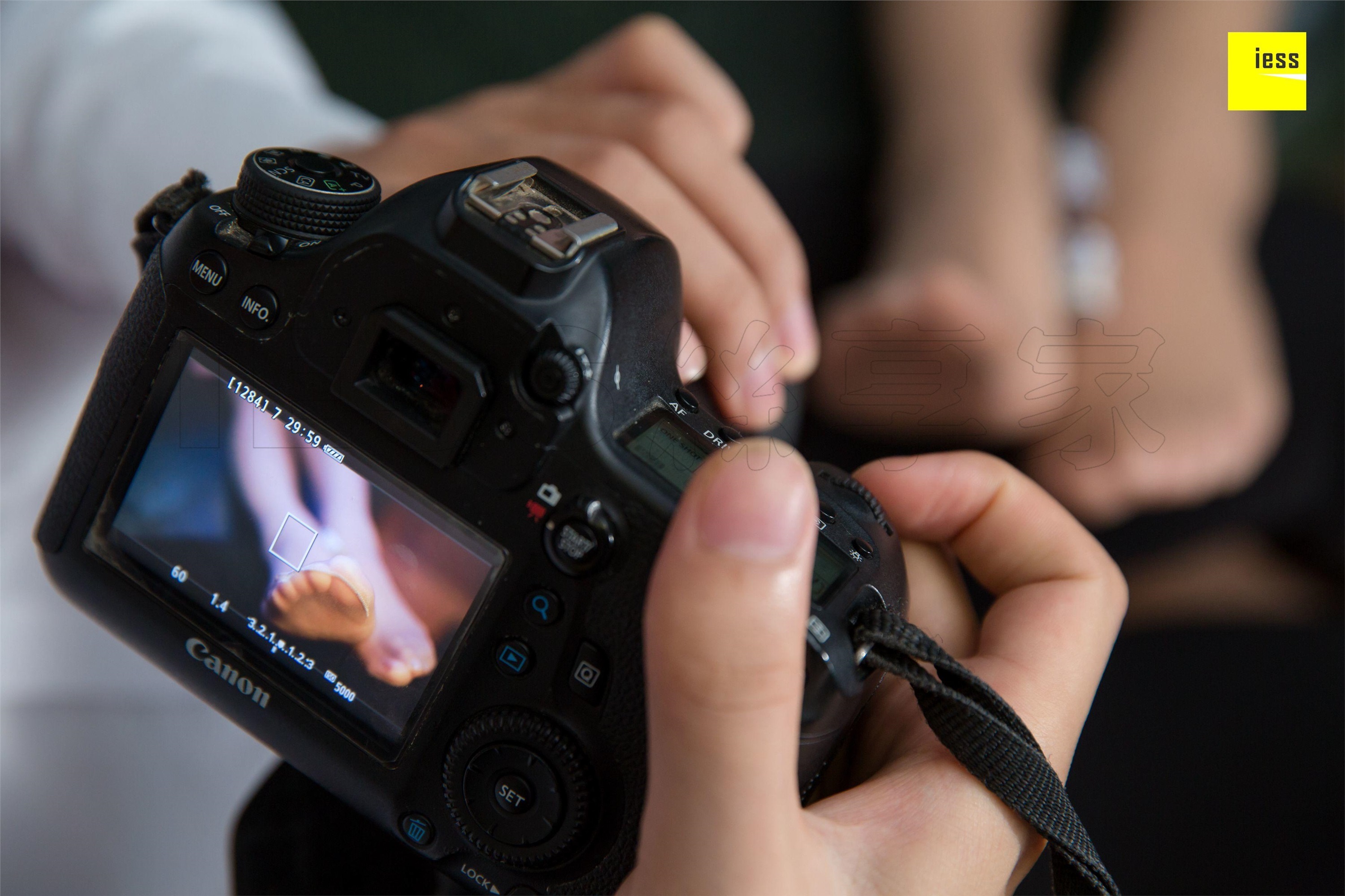 IESS异思趣向  2018.08.22《魔鬼周三》特刊32期：秋秋 摄影师约我去KTV